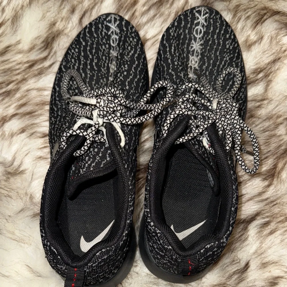 Nike Black and Gray Patterned Sneakers